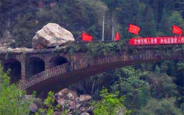 專家口中的危橋，380公斤炸藥引爆後，炸出了一群“偽專家”