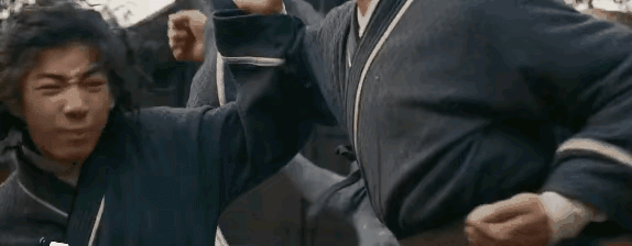 王晶新《倚天屠龍記》翻車，超強陣容太違和，被嘲老年版英雄大會