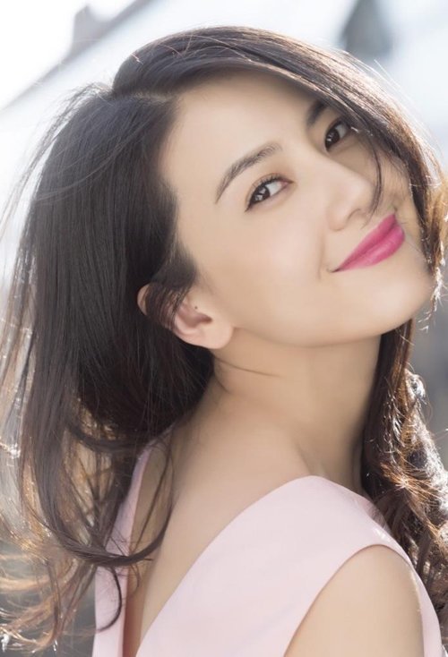 女神高圓圓眼角的皺紋,終究逃不過歲月的洗禮,但依然美豔動人 女神高圓圓眼角的皺紋,終究逃不過歲月的洗禮,但依然美豔動人