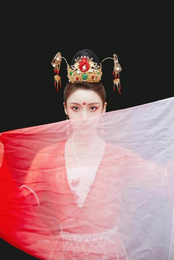 姜貞羽粉紅色長裙明豔動人，長髮披肩，舉手投足盡顯甜美氣息