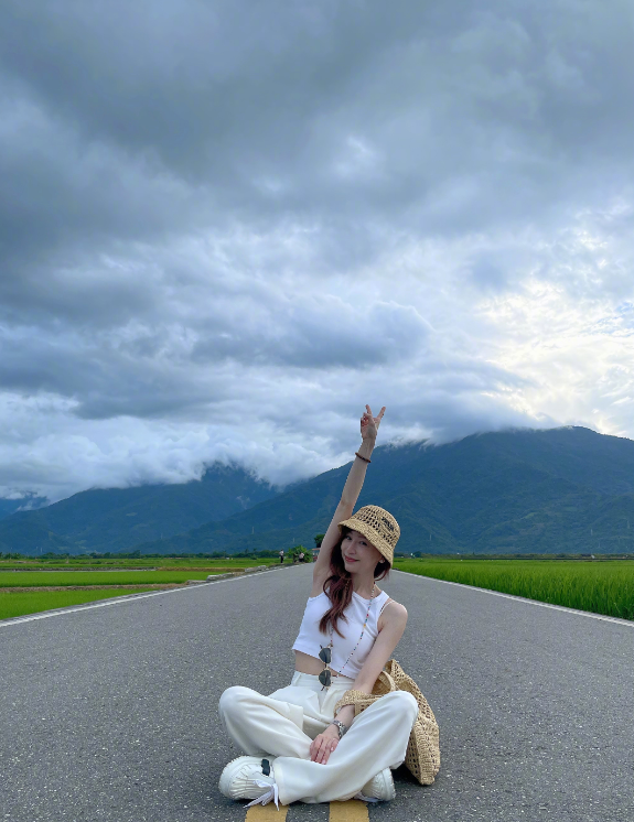 王心凌外出遊玩又“破費”了,一頂草帽要4千多,效果時髦又減齡 王心凌外出遊玩又“破費”了,一頂草帽要4千多,效果時髦又減齡