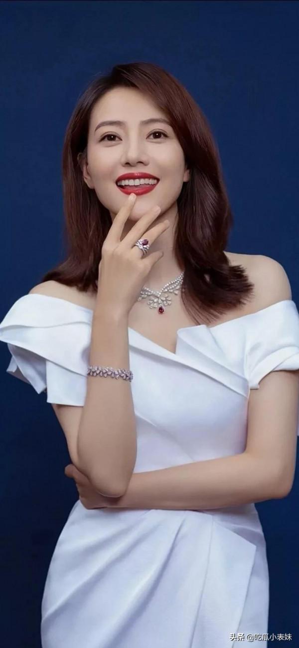 高圓圓,肌膚豐潤,高雅端莊 高圓圓,肌膚豐潤,高雅端莊