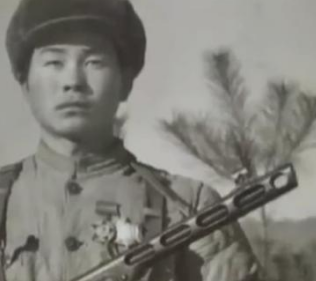 陝西87歲老兵登記,掏出特等記功書嚇壞政府人員,領導緊急求助中央