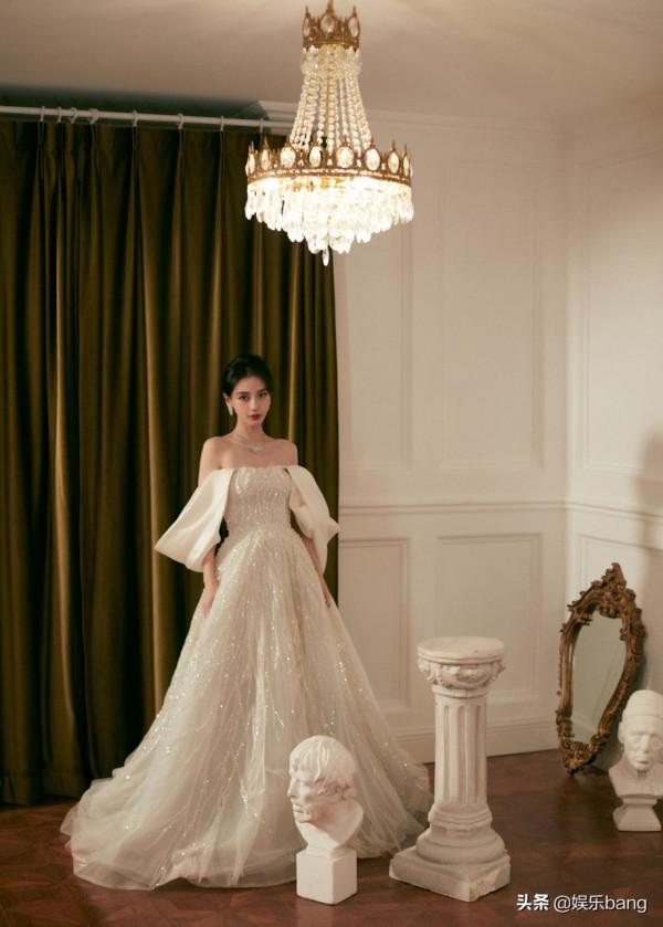 女星衛視春晚造型，楊冪唐嫣同穿吊脖裙，Baby離婚後美出新高度