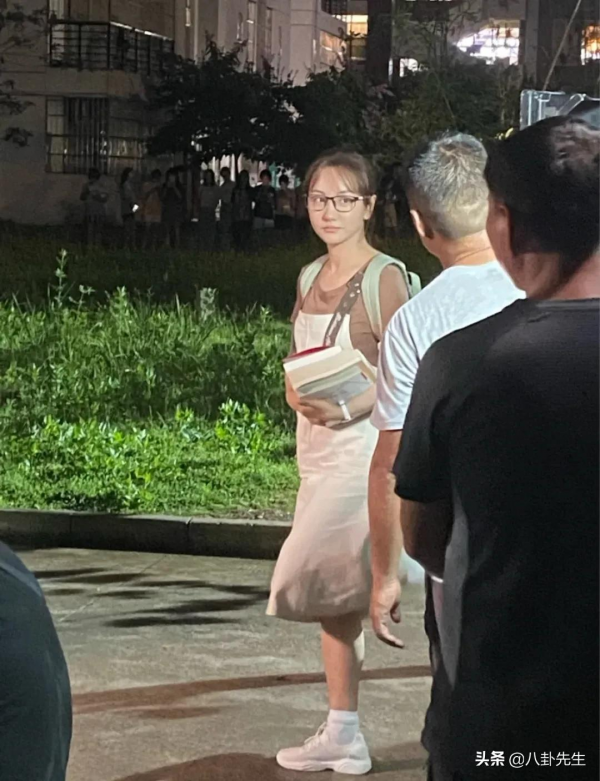 路人鏡頭下的女明星:劉詩詩唐嫣法令紋明顯,迪麗熱巴童瑤身材好 路人鏡頭下的女明星:劉詩詩唐嫣法令紋明顯,迪麗熱巴童瑤身材好