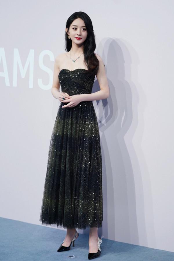 趙麗穎的身材“瘦而不柴”，骨架明顯卻有肌肉感，星空裙真挺耀眼
