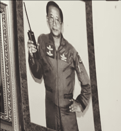 因面板黝黑被父母丟棄，4歲被泰國王室收養，後被親王囚禁於床笫