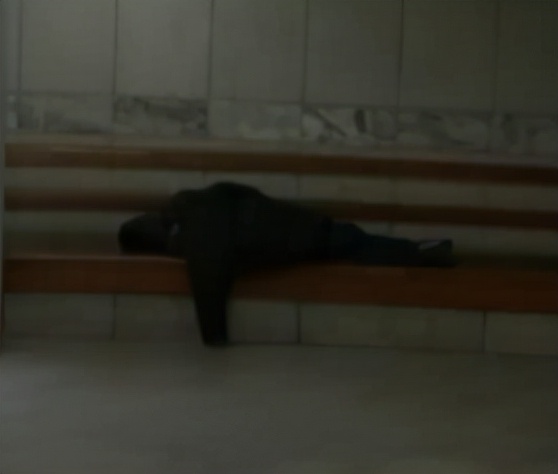 韓國兄妹街頭流浪10年，哥哥每天堅持鞋油塗臉，只因無私的親情