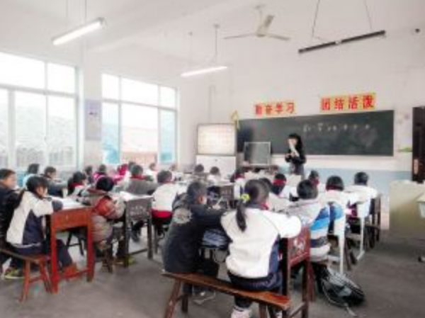 7年前，弟弟放棄上大學，打工供姐姐讀書，姐姐：你不上我也不上