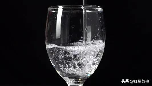 酒杯裡的初心／寫給軍人父親