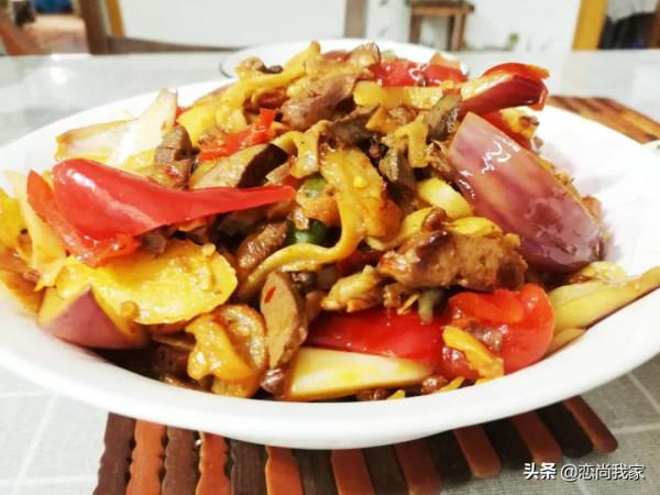 羊雜怎麼處理才能去腥，這個洋蔥泡椒炒羊雜是不錯的下飯菜