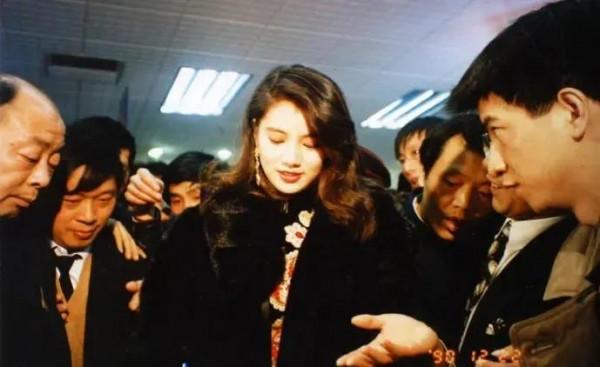 公開戀情時讓全港少男心碎的袁詠儀有多美