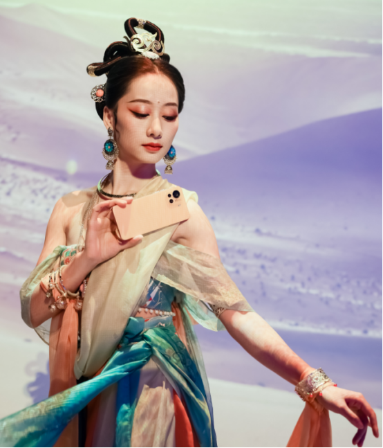 一眼就能記住的4款手機，華為定製機售價18萬，酷派國潮風太亮眼