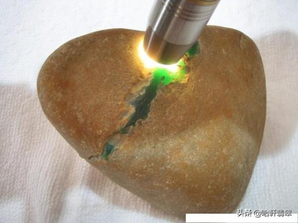 玉雕師的心中最愛——大馬坎翡翠原石,為巧雕首選 玉雕師的心中最愛——大馬坎翡翠原石,為巧雕首選