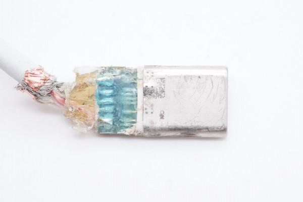 反向升級？蘋果新版C94 USB-C to Lightning線拆解