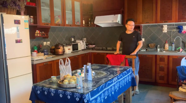 北京大爺把四合院裝成小田園 家裡收藏的青花瓷價值上億