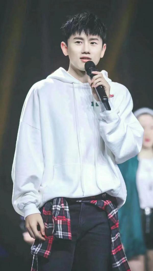 張筵到水頭，傑日一攜手。張翁對盧叟，傑處思遐陬