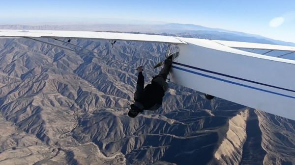 美國網紅開飛機灑朋友骨灰中途墜機？疑點太多被群噴：擺拍