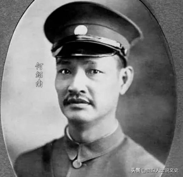 1940年毛主席踏入食堂，特務掄起木棒向其砸去，警衛擋了致命一擊