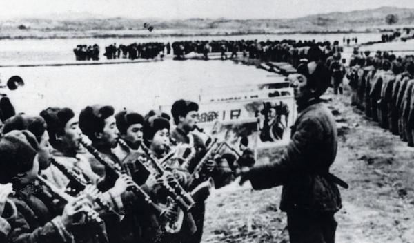 長津湖戰役,女戰士背糧食,背到半山上背不動,就原地坐著哭一會 長津湖戰役,女戰士背糧食,背到半山上背不動,就原地坐著哭一會