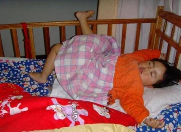 有種“熱”叫孩子愛踢被子，其實不止熱，娃有“苦衷”媽媽不知