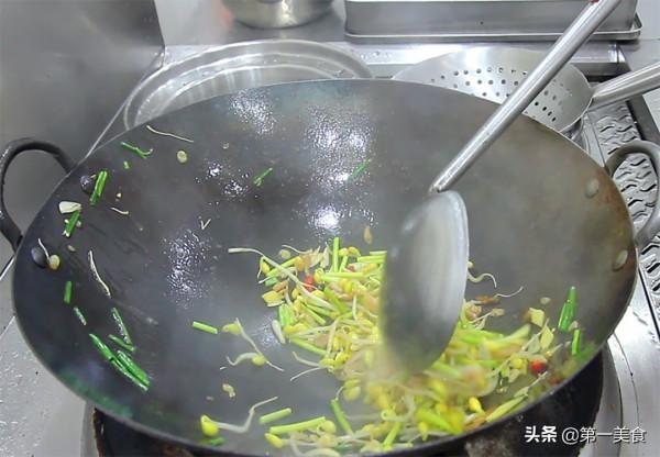 飯店都買不到的“河南炒麵條”，這個做法不粘鍋不糊底，勁道焦香