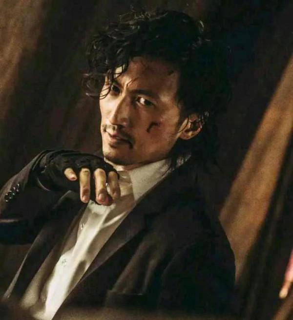 謝霆鋒和丁真草原騎馬，穿藏袍入鄉隨俗