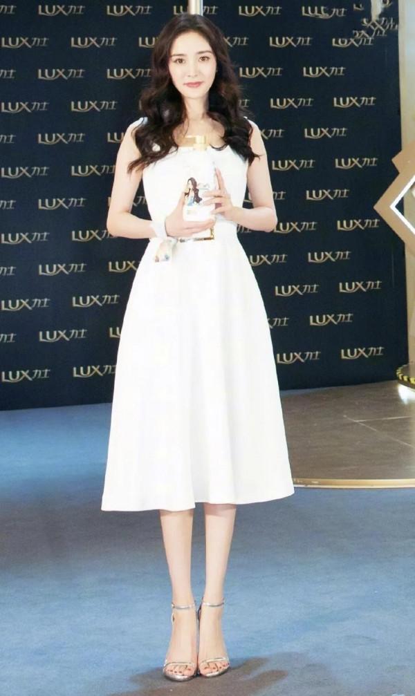 楊冪穿白色裙子宛如仙子