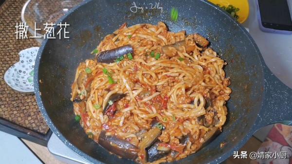 家常版茄子燜面，1分鐘學會，味道絕對一流，一鍋不夠吃