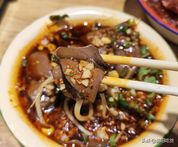 在一個特別不起眼的小衚衕裡,有一家有點像大排檔的6毛涮串 在一個特別不起眼的小衚衕裡,有一家有點像大排檔的6毛涮串