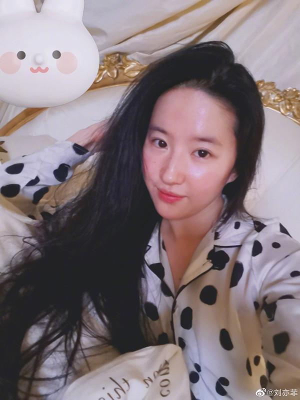 逆生長!劉亦菲曬睡衣素顏三連拍 面板好到發光 逆生長!劉亦菲曬睡衣素顏三連拍 面板好到發光