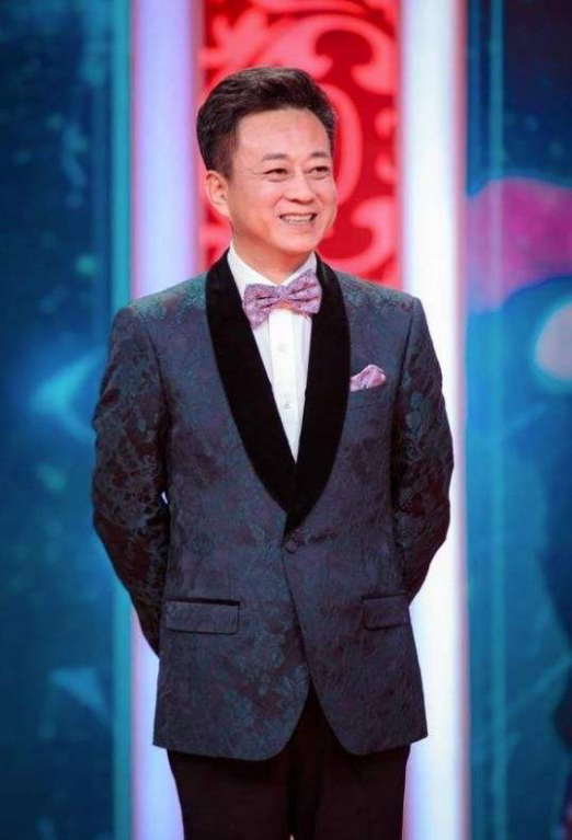 朱軍新年宅家畫虎，穿著樸素手臂肌肉明顯，譚梅掌鏡秀恩愛