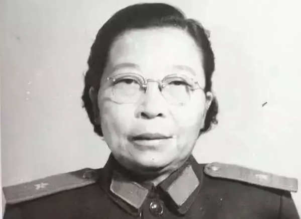 童養媳不甘被毒打，忍辱10年選擇參軍，29年後成開國將軍歸來探親