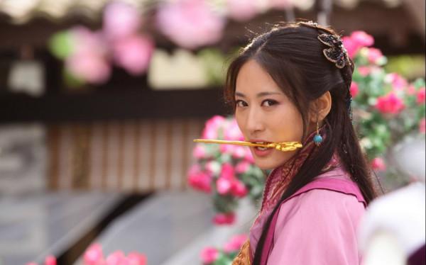 同樣頭飾繁瑣，為何她能做到豔而不俗、動而不亂？