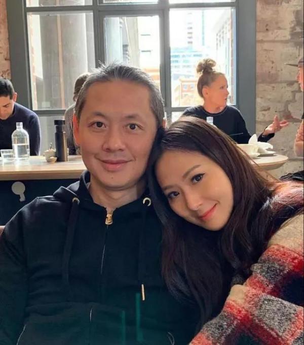 56歲泰國“吳彥祖”與女兒合照似情侶，網友調侃：這是我爸爸