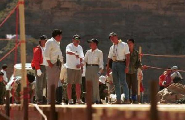 飛越黃河的柯受良地位有多高？張學友出錢治喪，劉德華為其女送嫁