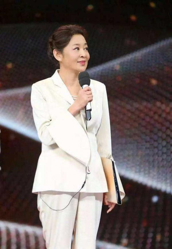 倪萍引領一波“奶奶時尚”，穿衛衣內搭花襯衫時髦減齡，值得借鑑