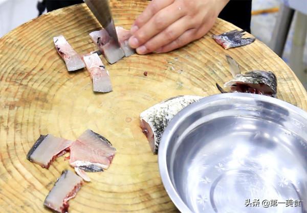 魚塊不只有紅燒，還有香辣做法，廚師長分享做法和技巧，外酥裡嫩