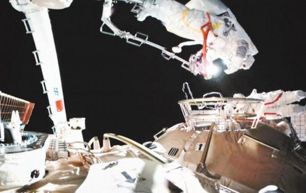 我們都被NASA“騙”了？神舟13號宇航員出艙後，暴露了真實的太空