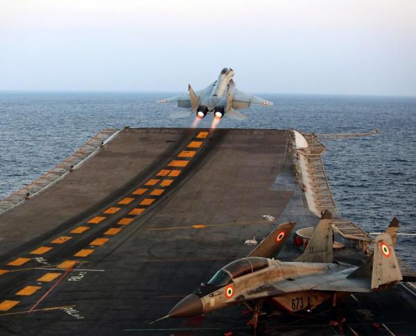 對俄製艦載機忍無可忍？陣風M飛抵印度，八國血統航母卻未必能用