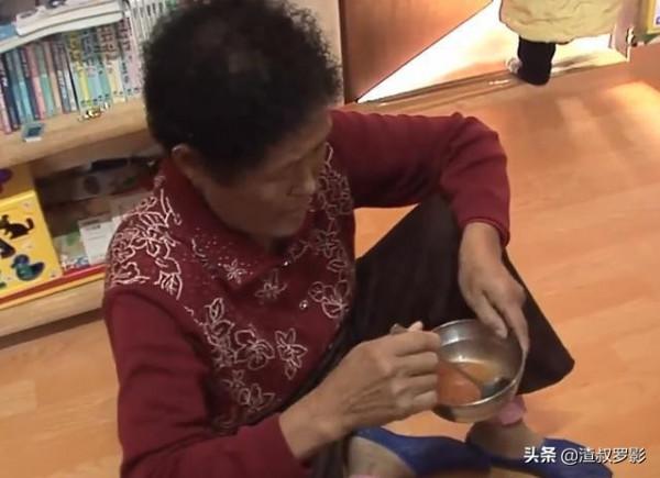 韓國大媽吃洗潔精上癮30年未斷，上廁所都冒泡，醫生卻說身體健康