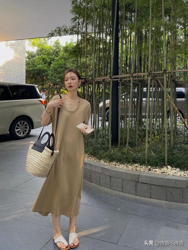 今年流行的“懶人裙”,很適合三四十歲的女人,時髦減齡還有氣質 今年流行的“懶人裙”,很適合三四十歲的女人,時髦減齡還有氣質