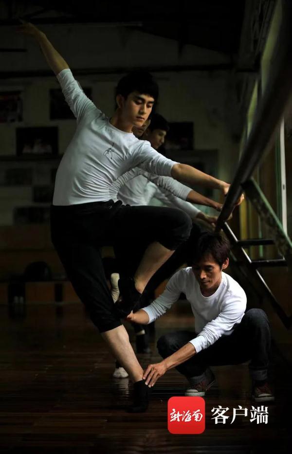 海南這位老師高考落榜，卻用舞蹈把300多名農村孩子送進大學