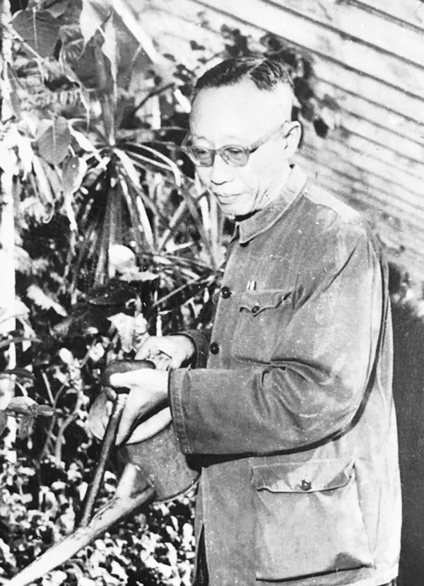 62年毛澤東宴請賓客，開席前故作神秘：有位客人是你們的頂頭上司