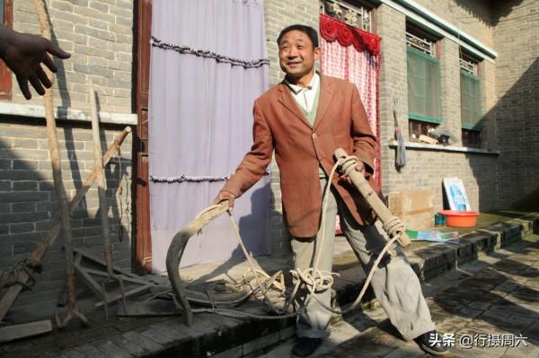 山西農民走村串巷做怪生意，收舊貨藏回家不賣1件，另有所圖