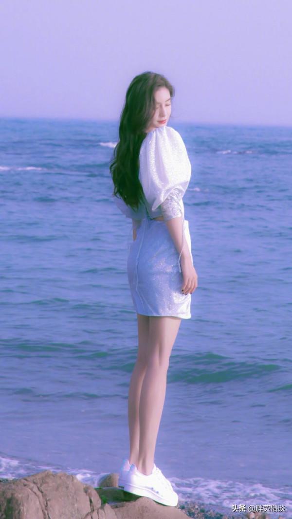 Angelababy ​​​​海邊一襲藍色長裙，完美側顏讓人心動