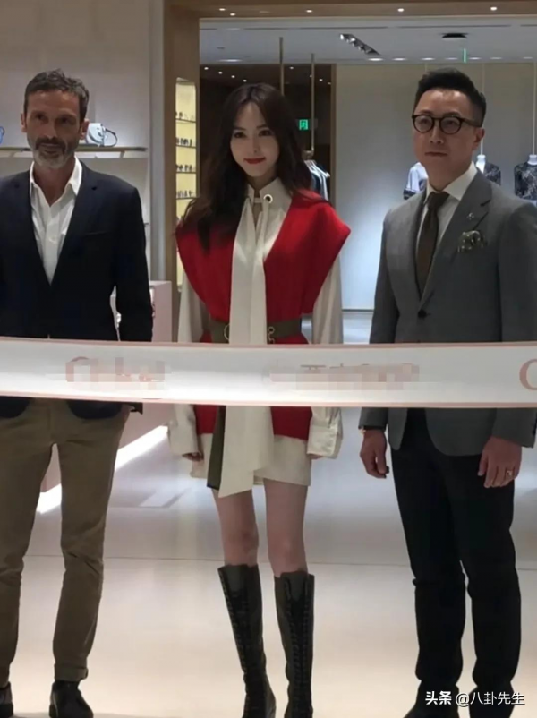 路人鏡頭下的女明星:劉詩詩唐嫣法令紋明顯,迪麗熱巴童瑤身材好 路人鏡頭下的女明星:劉詩詩唐嫣法令紋明顯,迪麗熱巴童瑤身材好