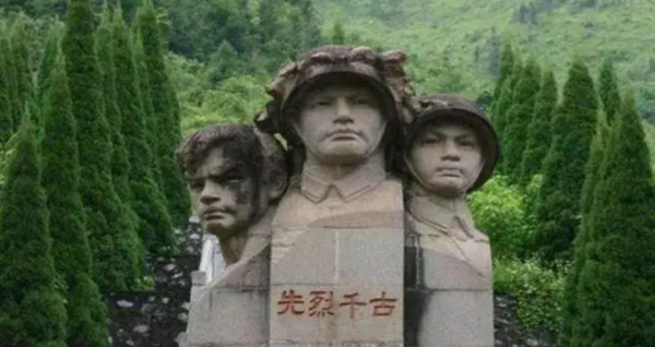 2007年，一江西老農到廣西烈士陵園掃墓，卻在此發現自己的墓碑