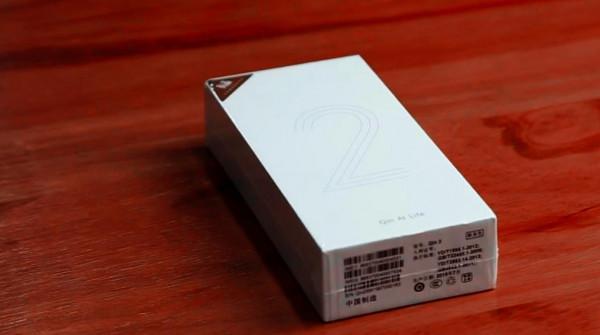 在2021年上手一款外形像遙控器的手機，精緻的全面屏，體驗很贊