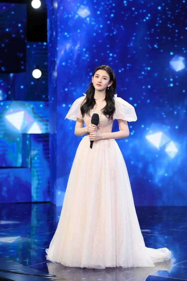 春晚明星戰袍！張小斐小品造型又出圈，趙麗穎首登春晚穿郭培定製